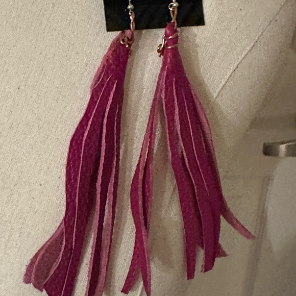 New Handcrafted genuine leather brooch, belt and earrings in Fuchsia - Picture 4 of 4